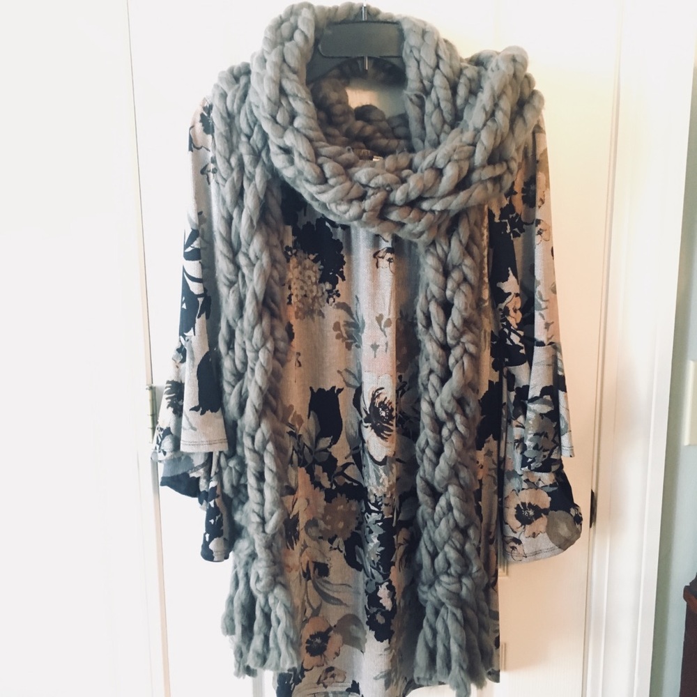 Hand-knitted dark gray chunky yarn scarf